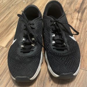 Black and white Nike training zoom fit